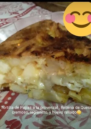 Una foto de Tortillas de papas a la provenzal rellena de 2 quesos y huevo😝