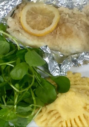 Una foto de Merluza austral con polenta y berros