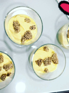 Una foto de Helado de mango ligero con muesli crujiente