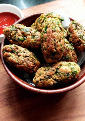 A picture of Methi muthiya.