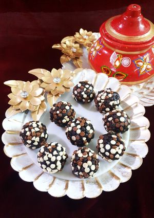 A picture of Chocolate Chips Laddu.