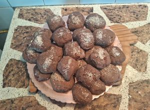 Una foto de Bizcochitos de chocolate y canela rellenos de dulce de guayaba🍫