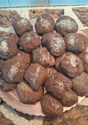 Una foto de Bizcochitos de chocolate y canela rellenos de dulce de guayaba🍫