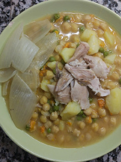 Una foto de Puchero de garbanzos con boniato y guisantes
