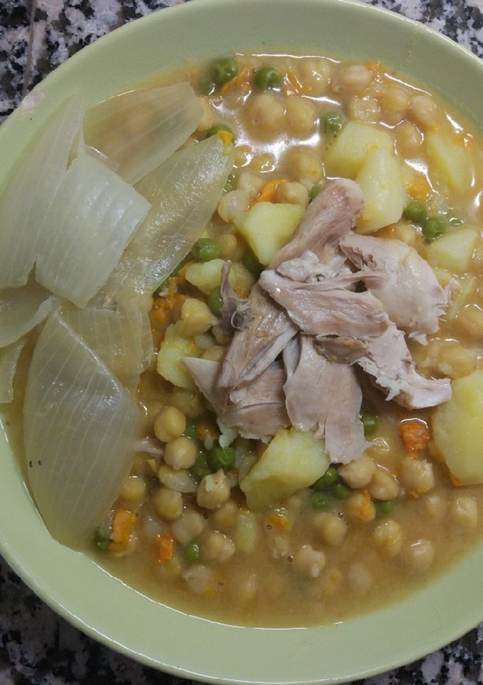 Una foto de Puchero de garbanzos con boniato y guisantes