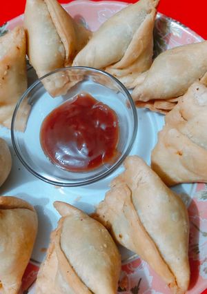 आलू के समोसे (aloo ke samose recipe in Hindi) रेसिपी मुख्य फोटो