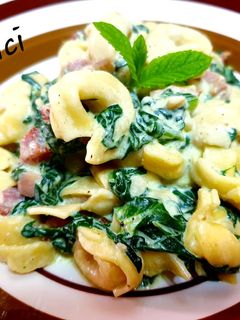 O poză a rețetei Tortellini în sos de smântână și spanac.