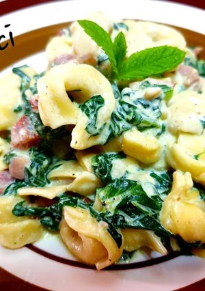 O poză a rețetei Tortellini în sos de smântână și spanac.