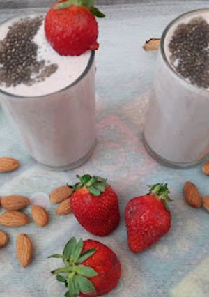 A picture of Strawberry banana smoothie.