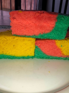 Una foto de Pastel de colores esponjoso