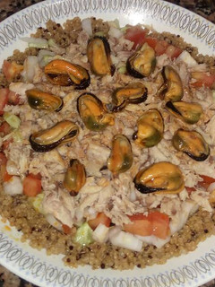 Una foto de Ensalada con quinoa, caballa y mejillones