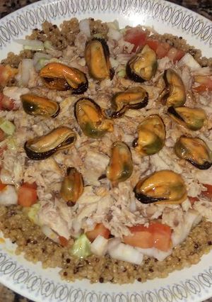Una foto de Ensalada con quinoa, caballa y mejillones