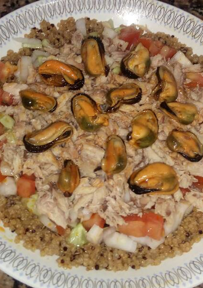 Una foto de Ensalada con quinoa, caballa y mejillones
