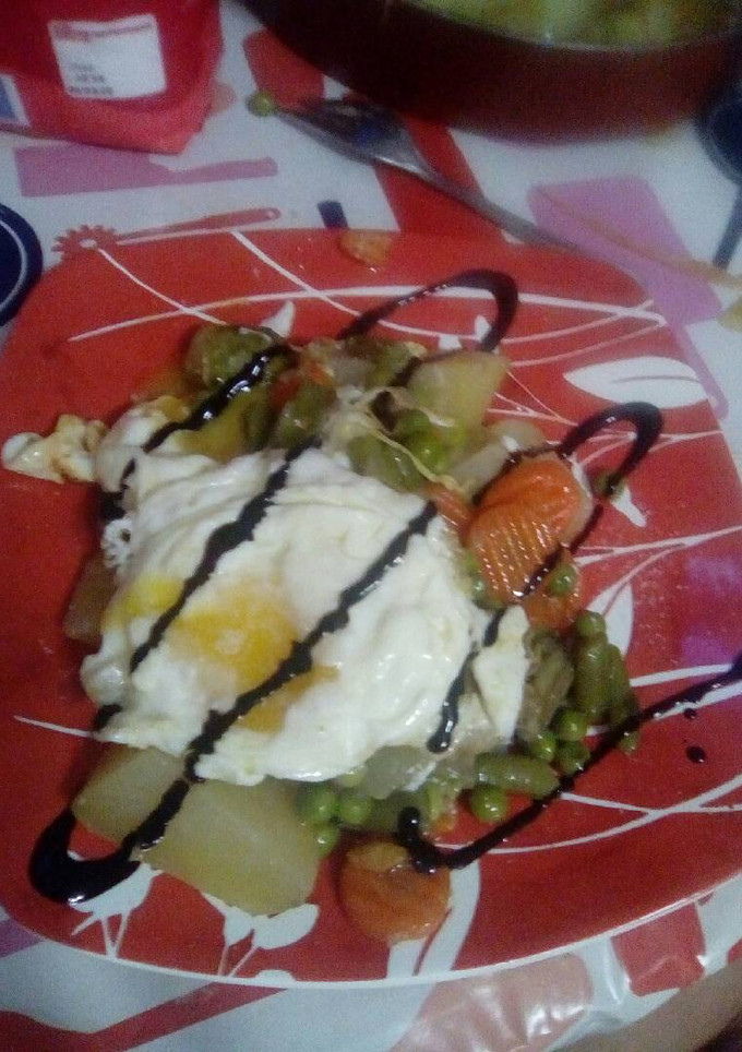 Una foto de Ensalada de huevo y verduras