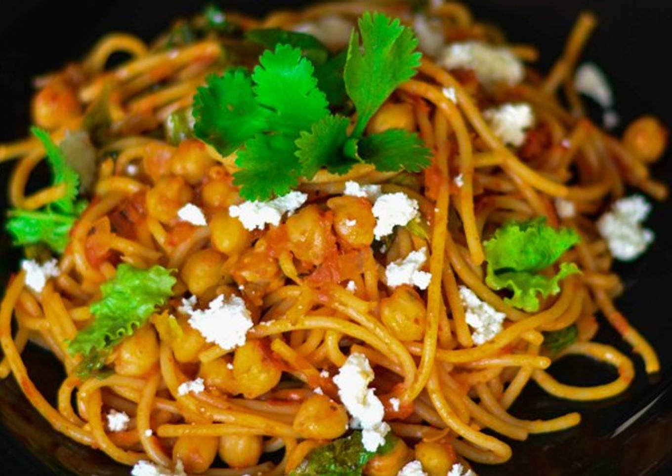 Spicy Spaghetti With Chickpea, Lettuce & Tomato