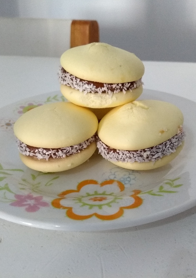 Una foto de Alfajores de maicena by Galu Cocina