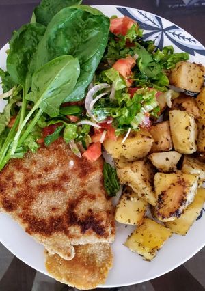 Una foto de Milanesas de pollo con papas