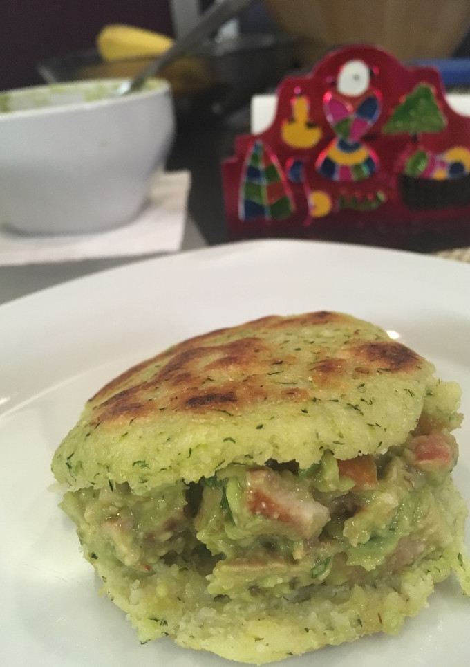 Una foto de Arepa "Reina pepiada" saludable