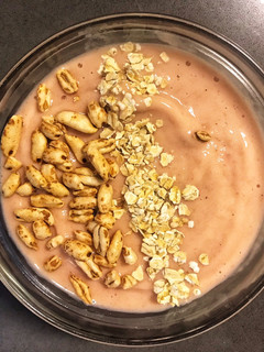 Una foto de Bowl smoothie de plátano y sandía 🍉 🍌