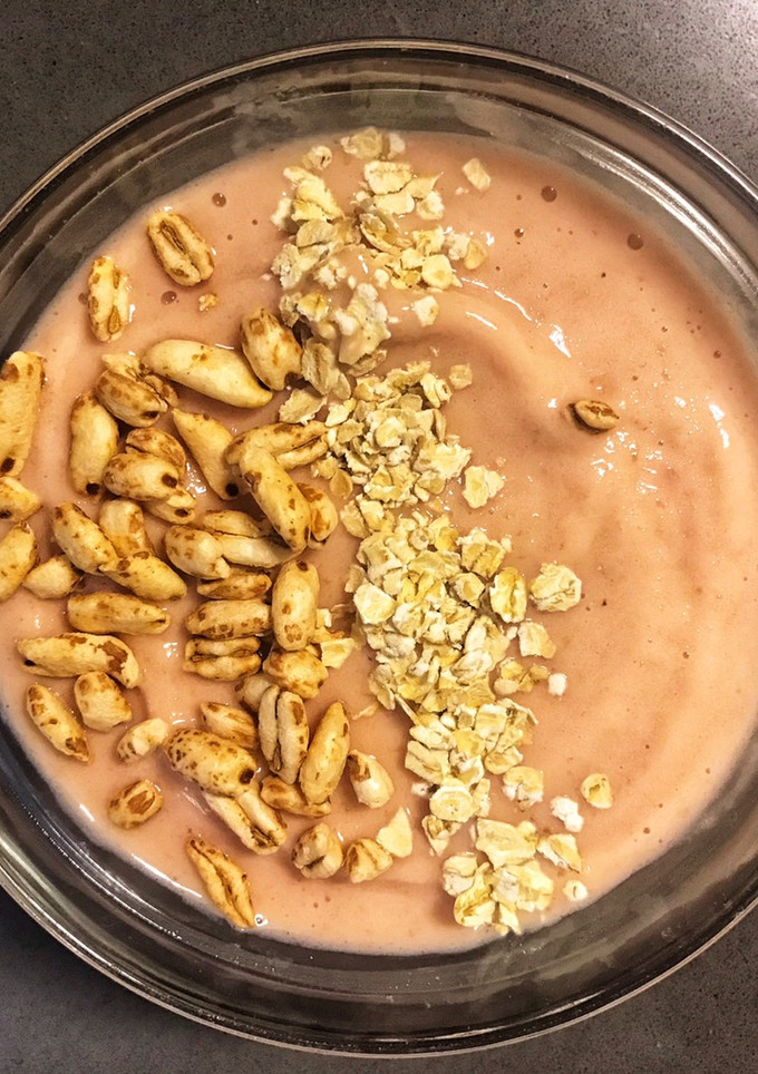 Una foto de Bowl smoothie de plátano y sandía 🍉 🍌