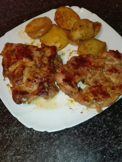 Una foto de Muslo de Pollo a la plancha con jugoso de magui a la mejicana con patatas asadas