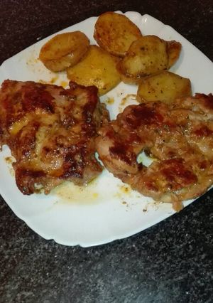 Una foto de Muslo de Pollo a la plancha con jugoso de magui a la mejicana con patatas asadas