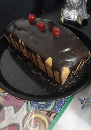 Una foto de Budín de limón con baño de chocolate 🍫🍋