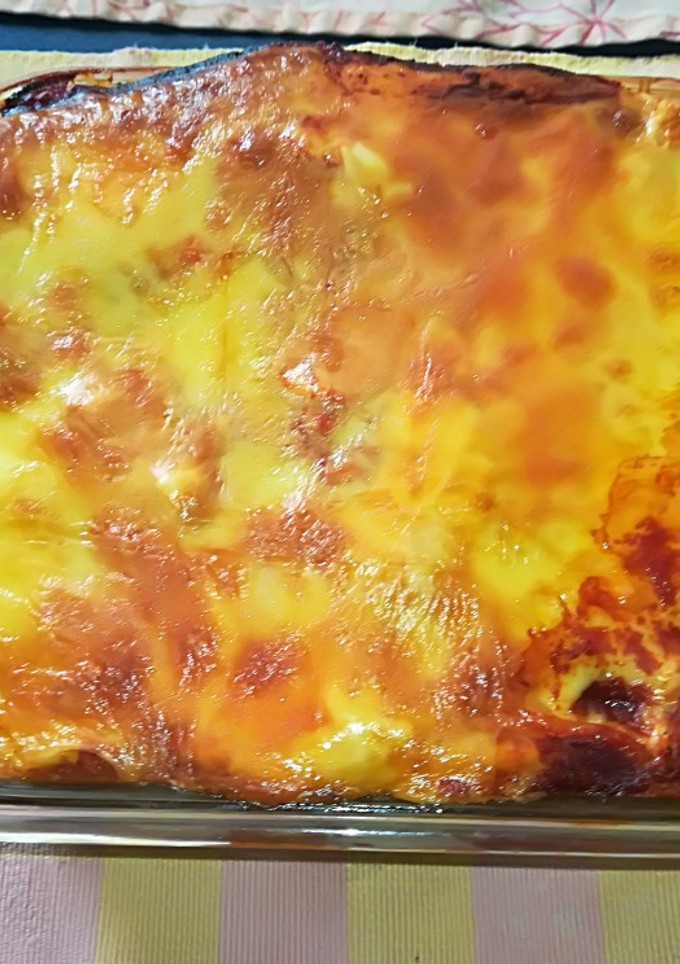 Una foto de Pastel azteca de pollo con salsa de chile guajillo