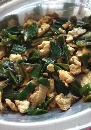 পেঁয়াজ কলি বা গ্ৰীন অনিয়ন দিয়ে ডিম ভুজিয়া (peyajkoil dim bhujiya recipe in Bengali) রেসিপির প্রধান ছবি