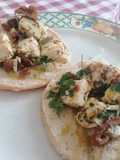Open sandwich με μαριναρισμένη μοτσαρέλα