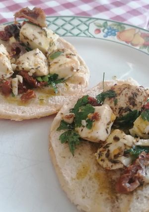 Φωτογραφία της συνταγής Open sandwich με μαριναρισμένη μοτσαρέλα