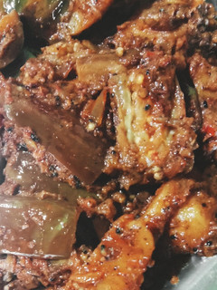 अचारी बैंगन आलू (achari baingan aloo recipe in Hindi) रेसिपी मुख्य फोटो