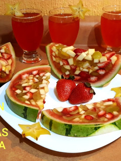 Una foto de Gelatina con frutas encapsuladas en una sandía