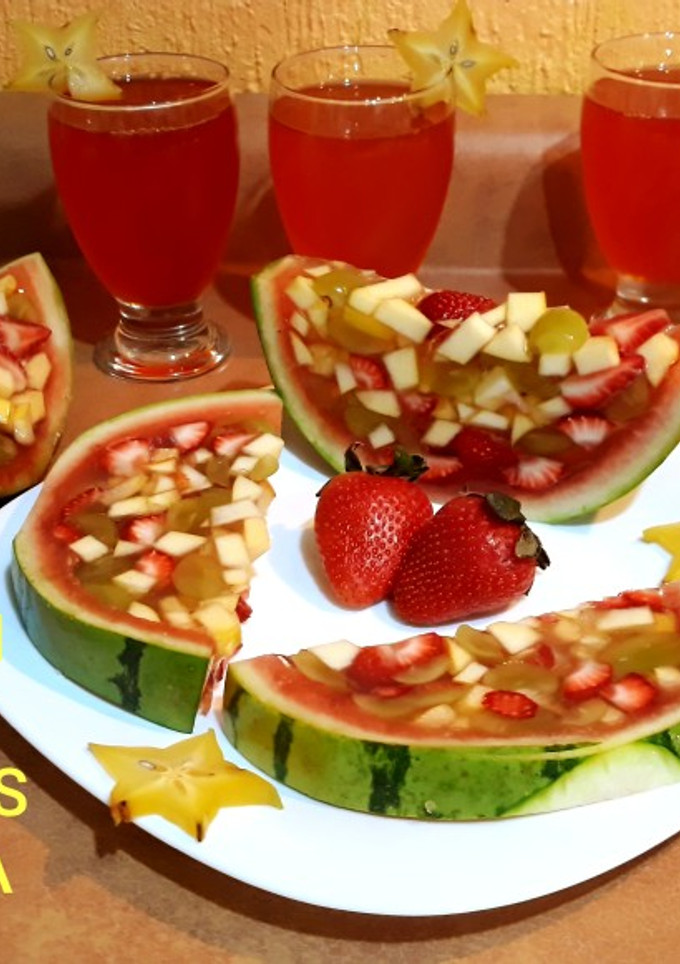 Una foto de Gelatina con frutas encapsuladas en una sandía