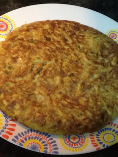 Una foto de Tortilla de pimientos verdes y berenjena con queso