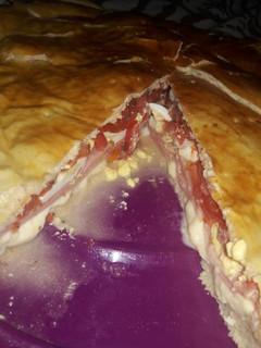 Una foto de Tarta de jamón y queso con masa de pizza casera