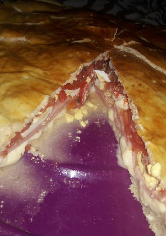 Una foto de Tarta de jamón y queso con masa de pizza casera