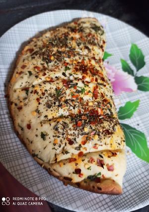 चीज गार्लिक ब्रेड(डोमिनोज स्टाइल) (cheese Garlic bread /Dominos style recipe in Hindi) रेसिपी मुख्य फोटो