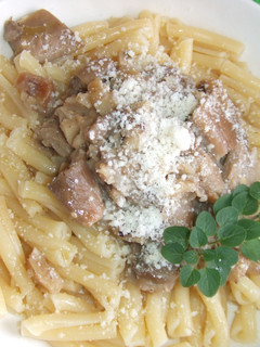 Una foto de Pasta con salsa de setas, castañas y almendras