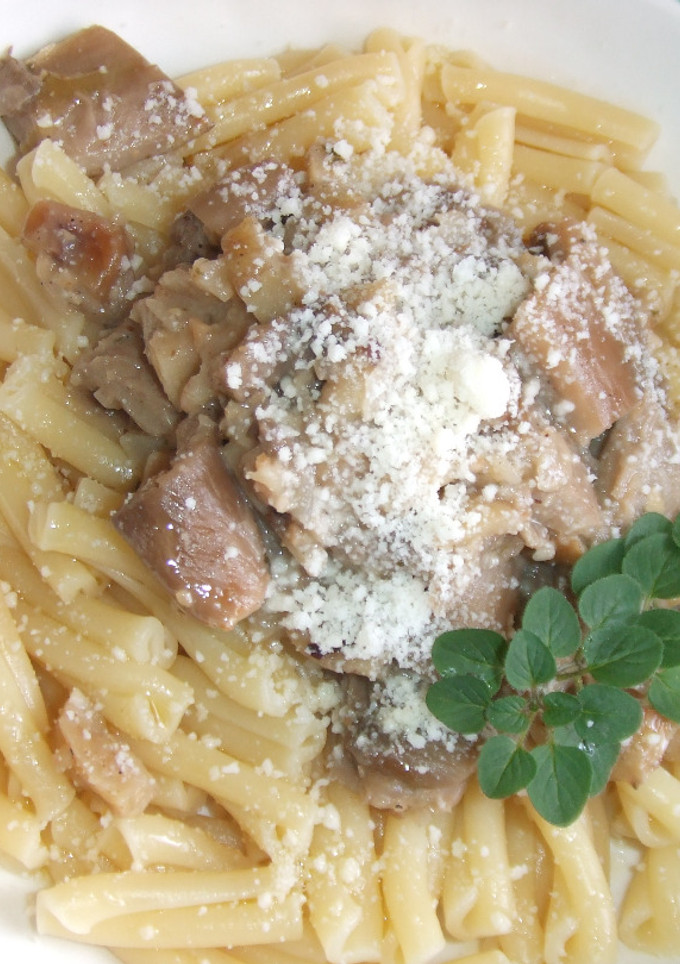 Una foto de Pasta con salsa de setas, castañas y almendras