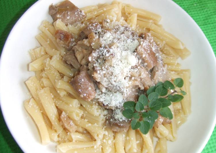 Pasta con salsa de setas, castañas y almendras
