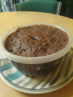 Una foto de Bizcochuelo de chocolate en taza o tupper al microondas 🍫