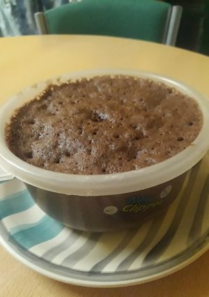 Una foto de Bizcochuelo de chocolate en taza o tupper al microondas 🍫