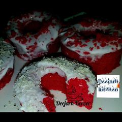 A picture of Doughnut cake shape/redvelvet.