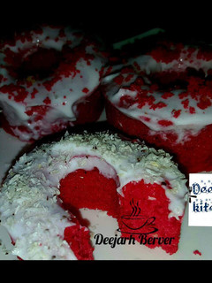 A picture of Doughnut cake shape/redvelvet.