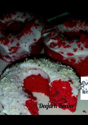 A picture of Doughnut cake shape/redvelvet.