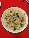 Spaghetti alle vongole e pinoli
