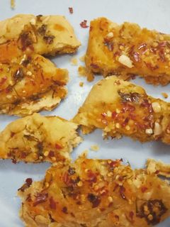 சில்லி கார்லிக் பிரட் ஸ்டிக்ஸ் (Chilli garlic bread sticks recipe in tamil) செய்முறை முக்கிய புகைப்படம்