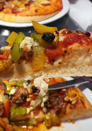 Une photo de Pizza pâte à pain aux Poivron Chorizo et Ail Noir