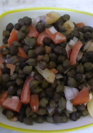 A picture of Kala chana salad.
